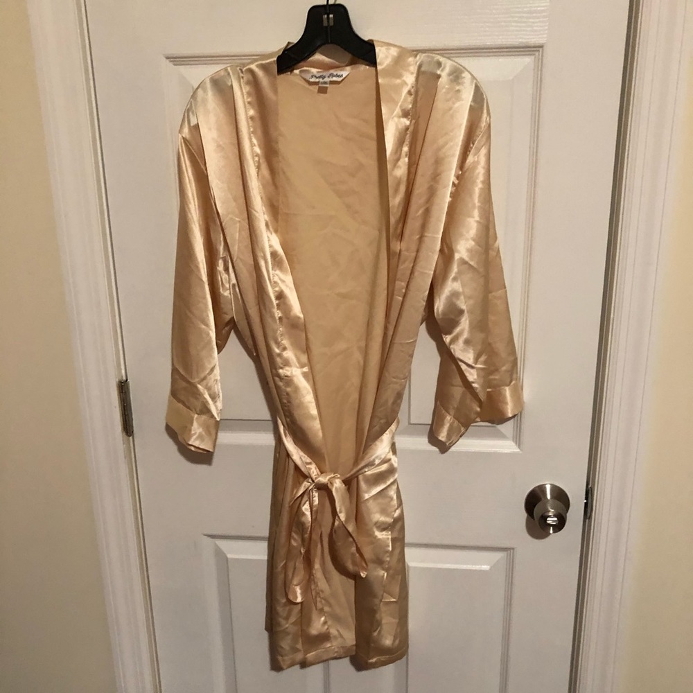 Pretty Creme Robe Size L/XL (Never Worn)
